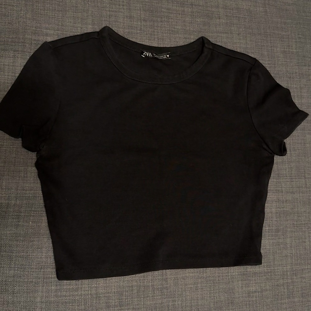 Zara women’s black crop top 
Size: Medium